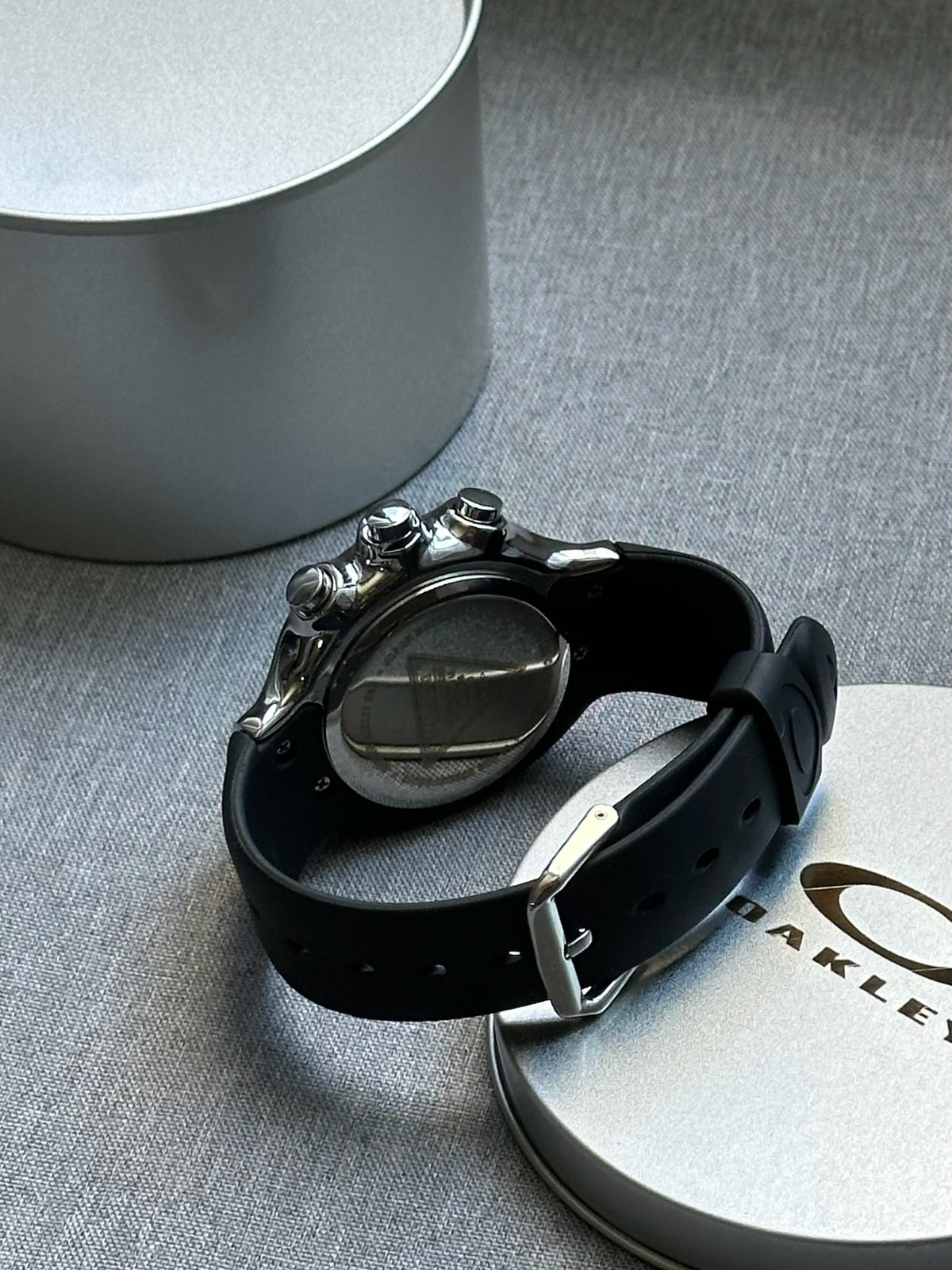 Oakley Chronograph Watch – Black Dial with Rubber Strap